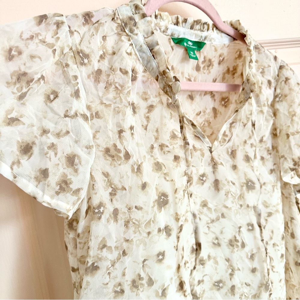 NWT cream floral dip top - Picture 2 of 5